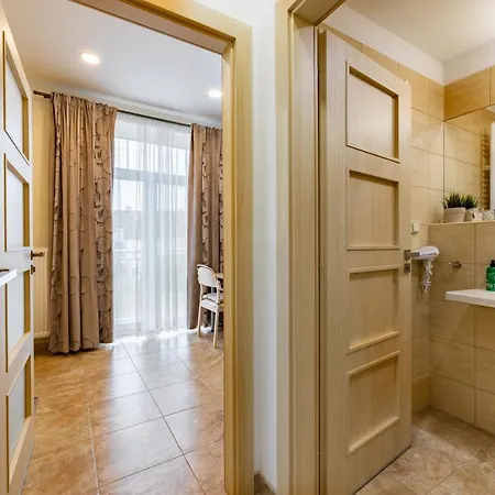 Bright Sunny In Quiet Area Apartment *